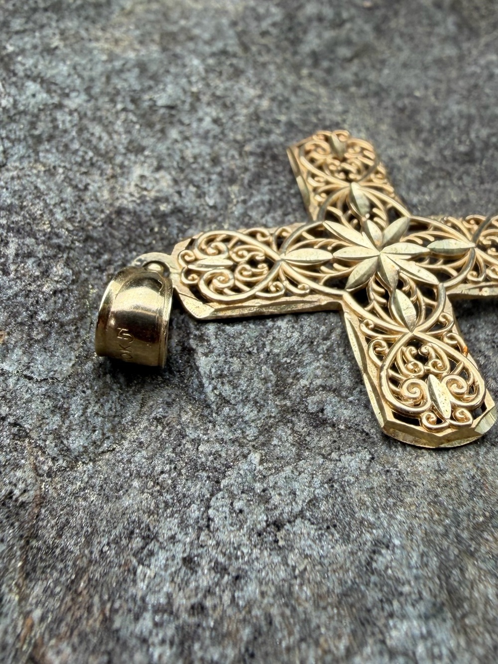 Estate 10 Karat Gold Filigree Cross Pendant 2g - Picture 5 of 10